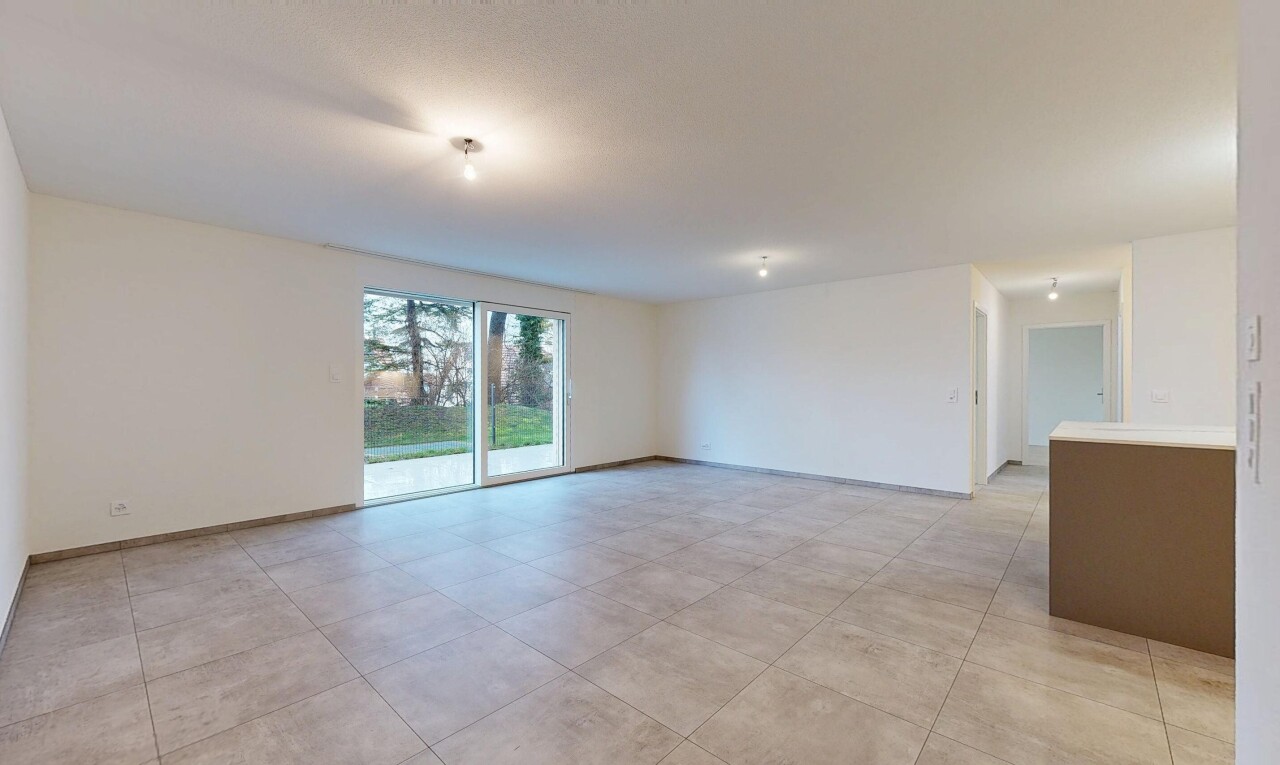 pièce vide avec cloison sèche, drywall, inside property, light floor, et lumière naturelle