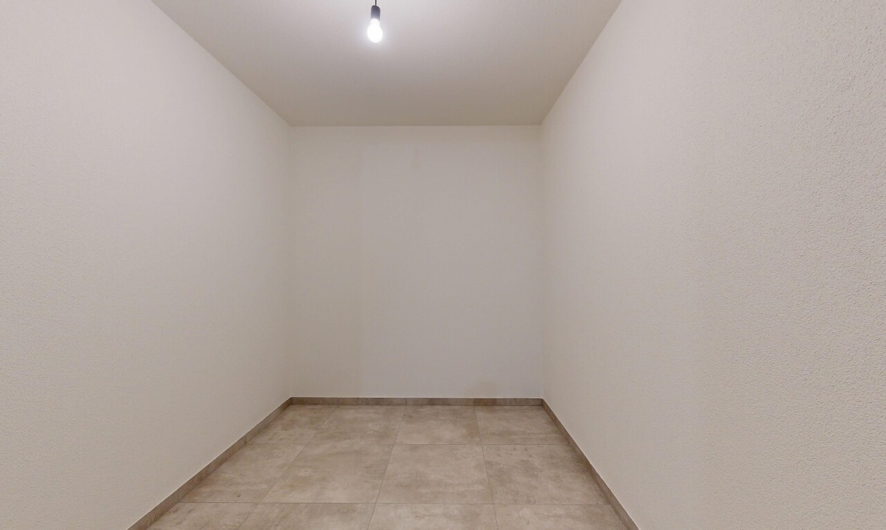 pièce vide avec inside property, cloison sèche, drywall, plinthes murales, et baseboards wall