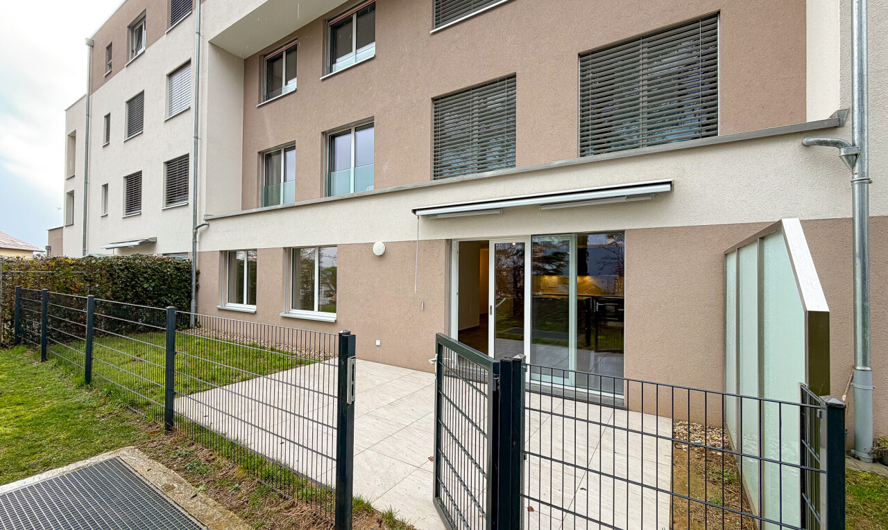 extérieur du bâtiment avec clôture, vue sur le complexe d'appartements, et apartment complex view