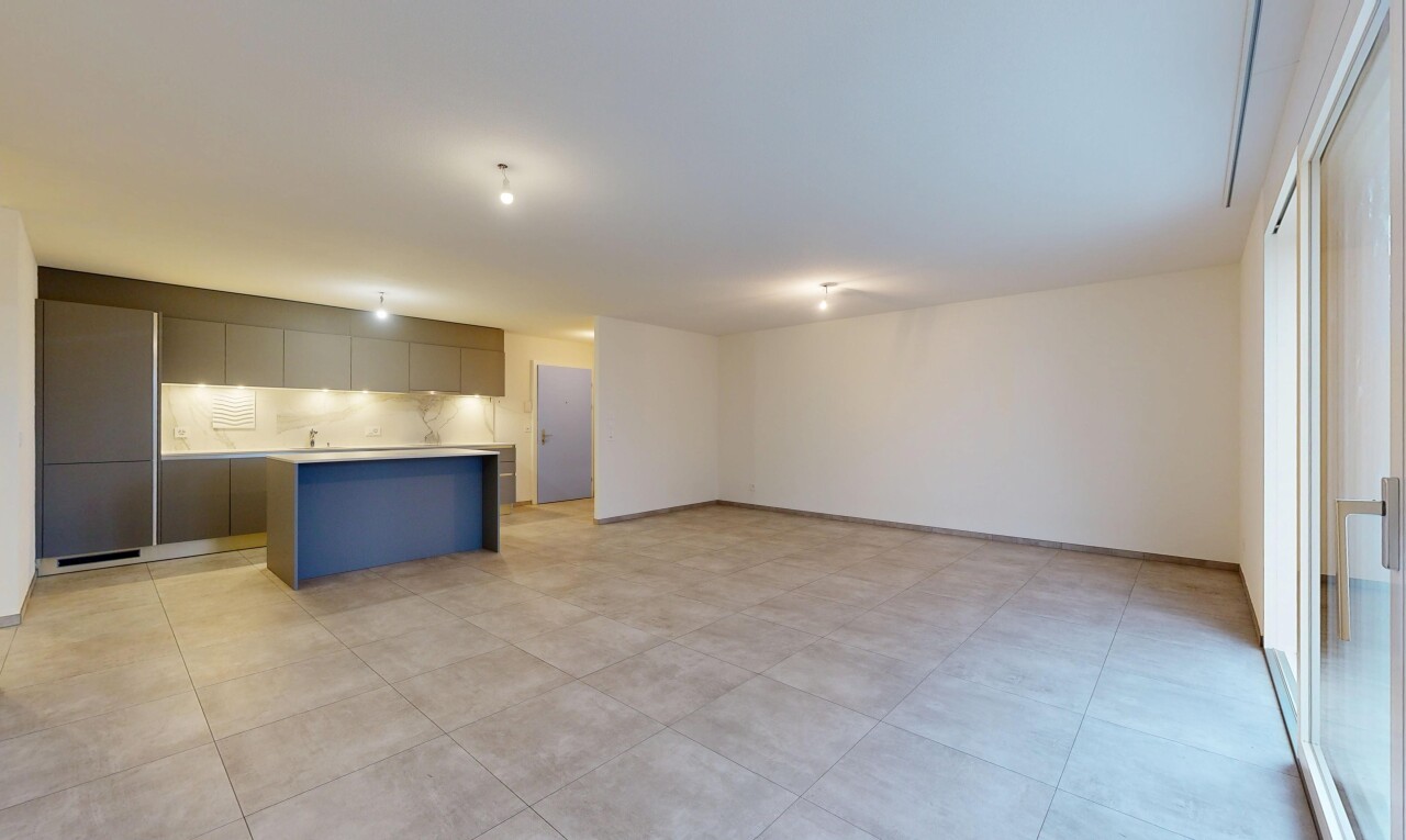 pièce vide avec cloison sèche, drywall, inside property, light floor, et backsplash