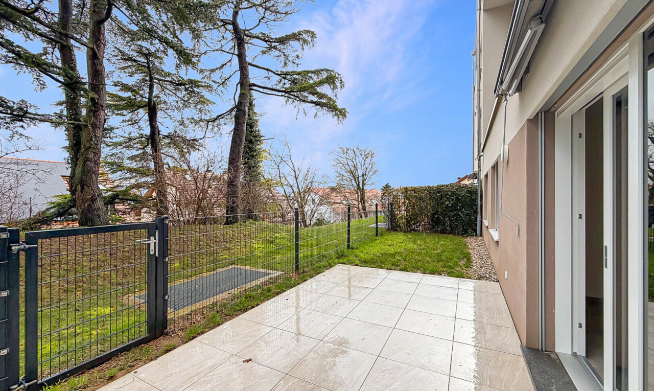 terrasse avec terrasse, pelouse, clôture, portail, et from property