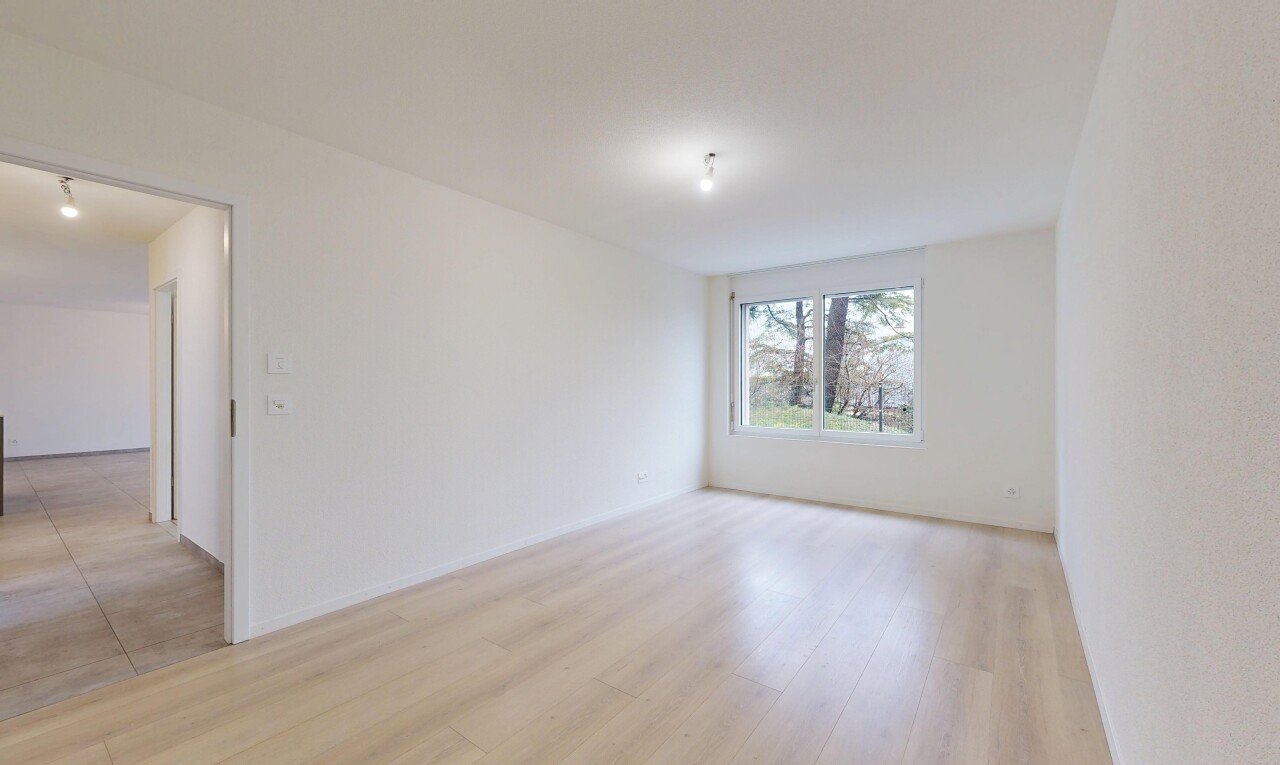 pièce vide avec inside property, lumière naturelle, natural light, sol en finition bois, et wood finish floor