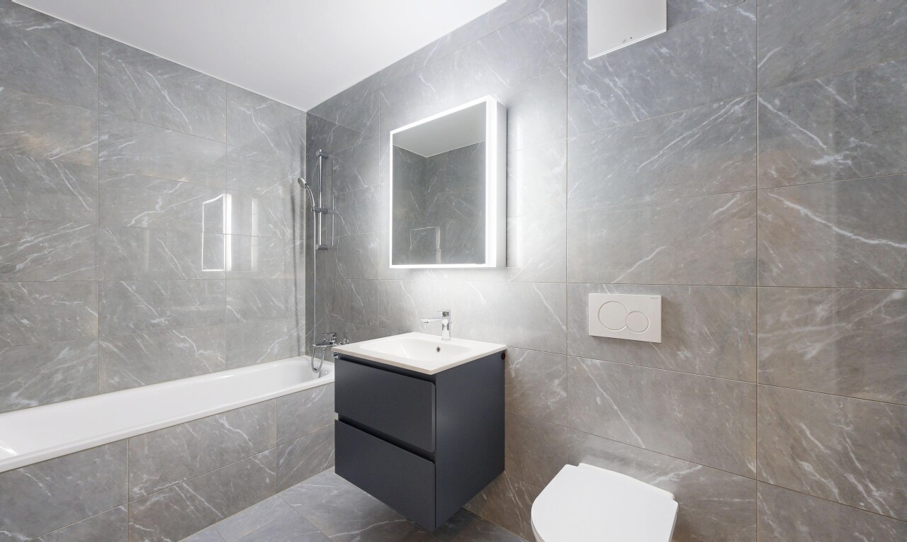 salle de bains avec tile wall, mur en carrelage, salle de bain complète, douche-bain combinés, et lavabo (ou coiffeuse selon le contexte)