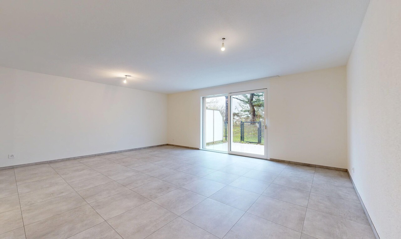 pièce vide avec inside property, natural light, lumière naturelle, drywall, et cloison sèche