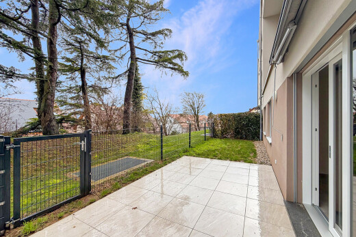 terrasse avec terrasse, pelouse, clôture, portail, et from property