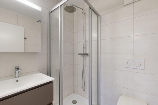 salle de bains avec mur en carrelage, tile wall, salle de bain complète, lavabo (ou coiffeuse selon le contexte), et douche