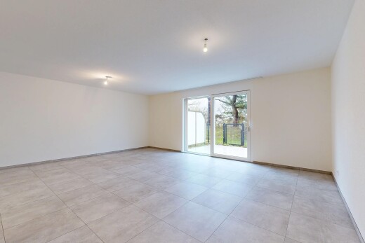 pièce vide avec inside property, natural light, lumière naturelle, drywall, et cloison sèche