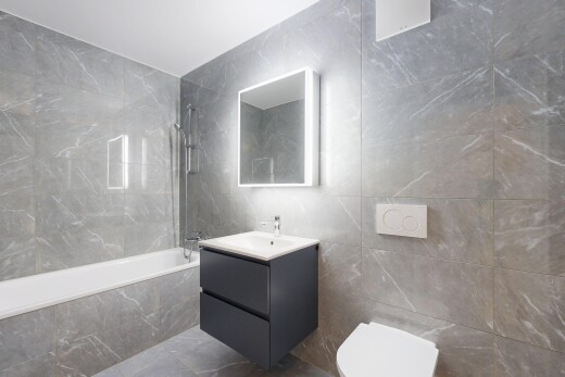 bad mit tile wall, fliesenwand, komplettes badezimmer, kombiniertes bad / dusche, und schminktisch