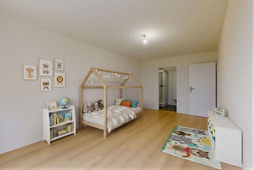 pièce vide avec sol en finition bois, wood finish floor, cloison sèche, drywall, et inside property