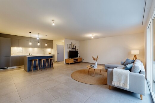 wohn- / esszimmer mit drywall, gipskartonwand, fernseher, inside property, und light floor