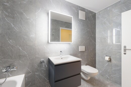salle de bains avec tile wall, mur en carrelage, salle de bain complète, bain, et lavabo (ou coiffeuse selon le contexte)