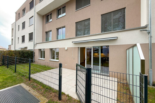 außenansicht mit zaun, blick auf wohnanlage, und apartment complex view