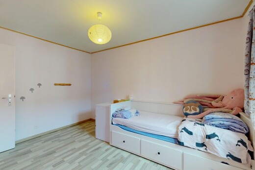 chambre avec cloison sèche, drywall, sol en finition bois, wood finish floor, et inside property