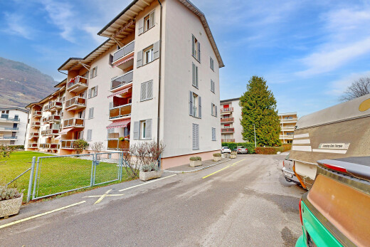extérieur du bâtiment avec apartment complex view, vue sur le complexe d'appartements, day time, clôture, et from community