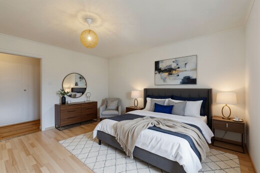 chambre avec cloison sèche, drywall, inside property, sol en finition bois, et wood finish floor