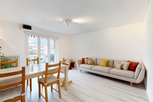 salon / salle à manger avec lumière naturelle, natural light, cloison sèche, drywall, et sol en finition bois