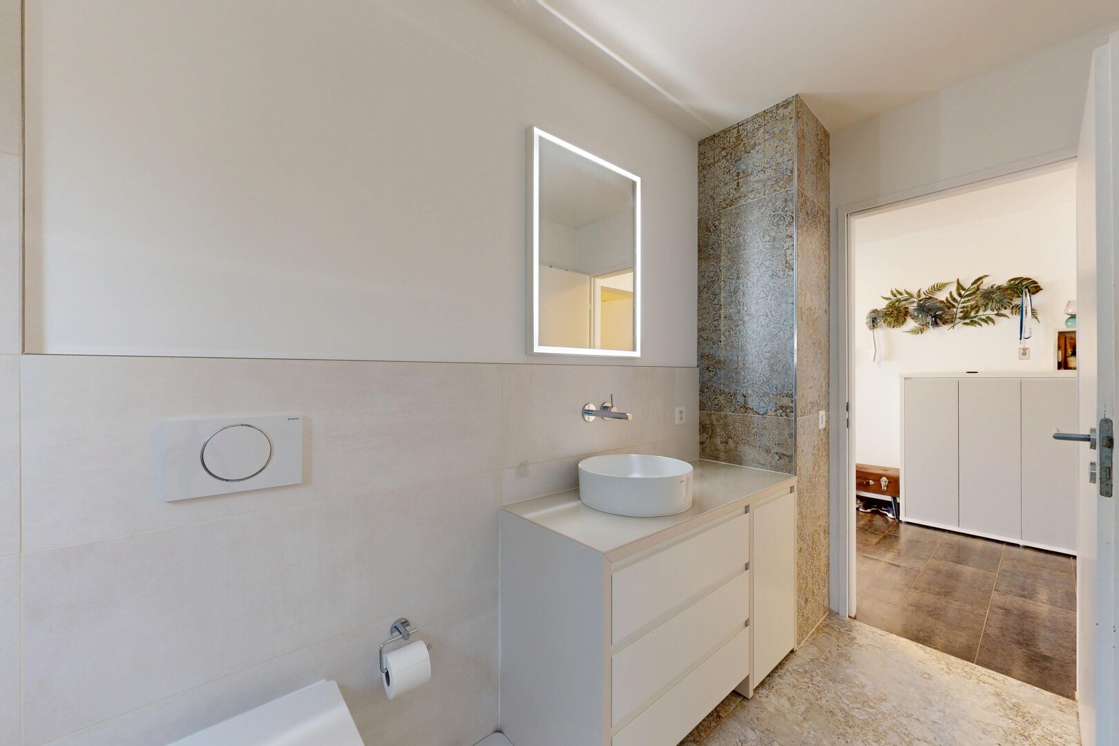 bad mit spiegel, schminktisch, fliesenwand, tile wall, und waschbecken
