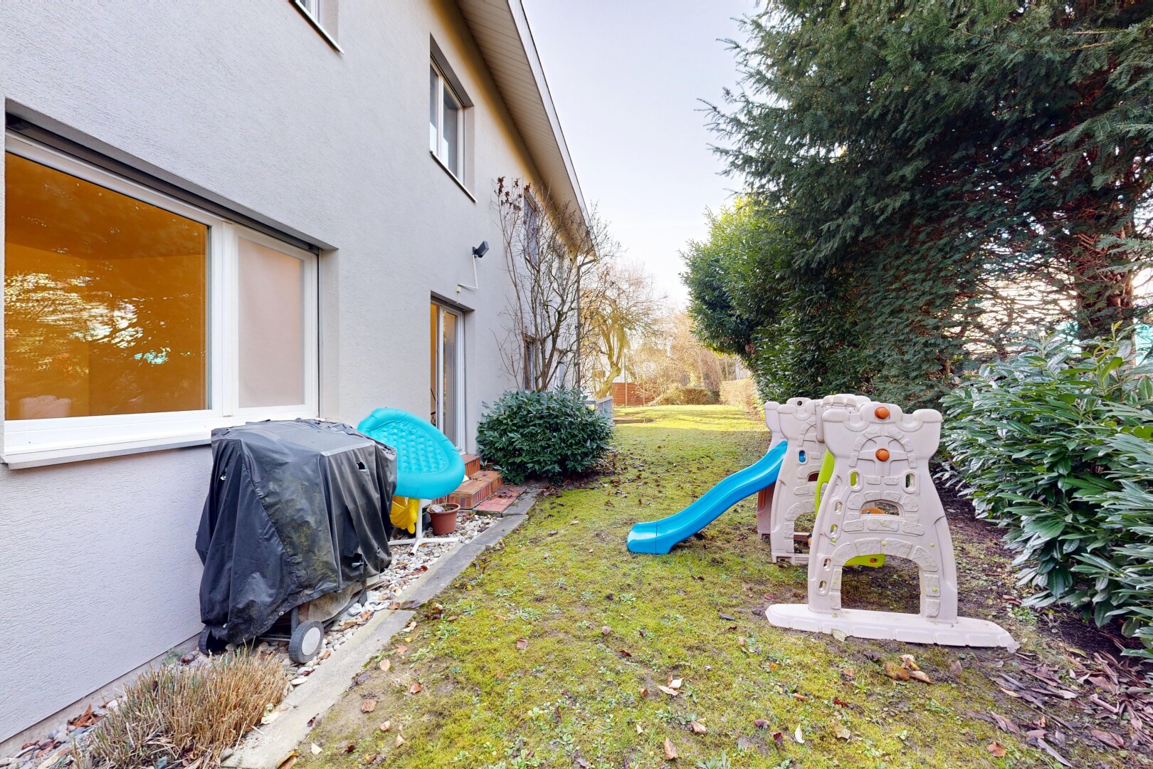 garten mit grill, spielplatz, from property, und rasen