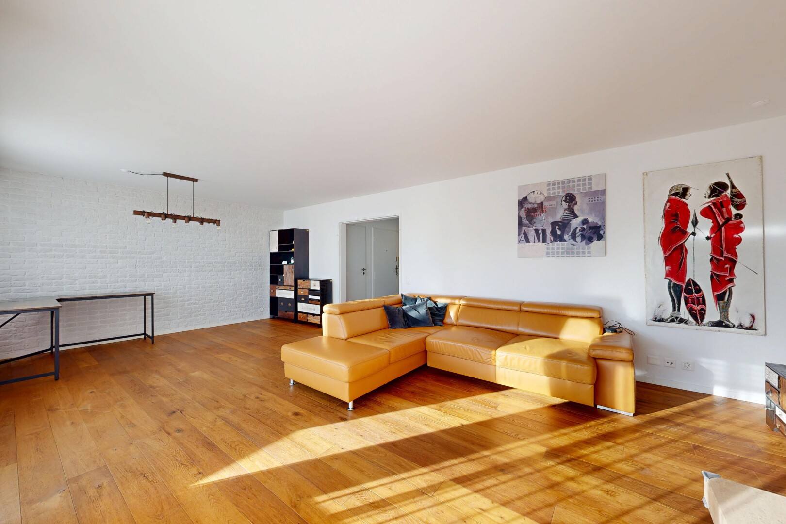 wohnzimmer mit holzfußboden, wood finish floor, ziegelwand, brick wall, und inside property