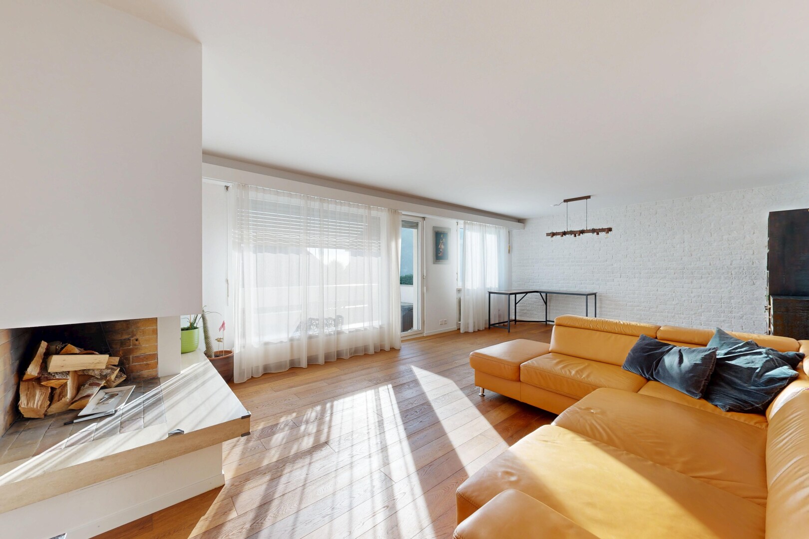 wohnzimmer mit inside property, holzfußboden, wood finish floor, natürliches licht, und natural light
