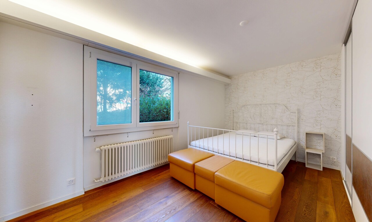zimmer / schlafzimmer mit kühler, holzfußboden, wood finish floor, natürliches licht, und natural light