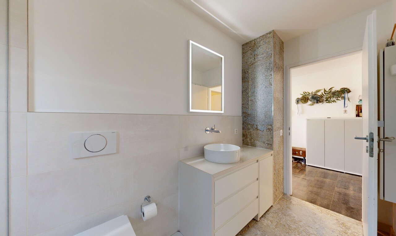 bad mit spiegel, schminktisch, fliesenwand, tile wall, und waschbecken