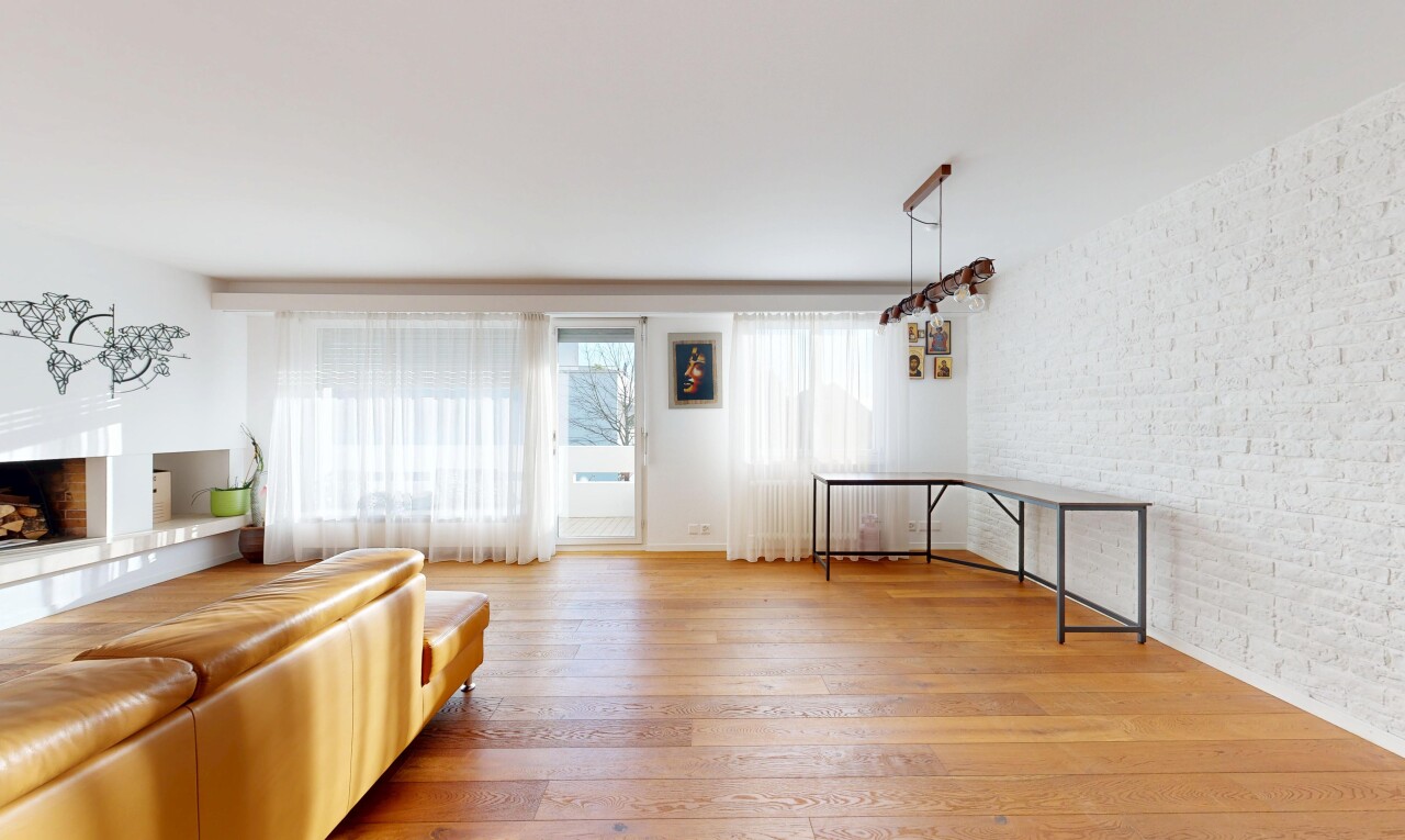 wohnzimmer mit ziegelwand, brick wall, holzfußboden, wood finish floor, und natürliches licht