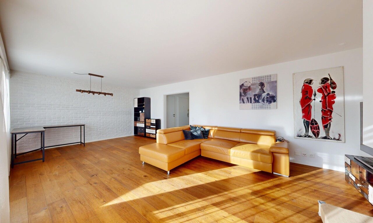 wohnzimmer mit holzfußboden, wood finish floor, ziegelwand, brick wall, und inside property