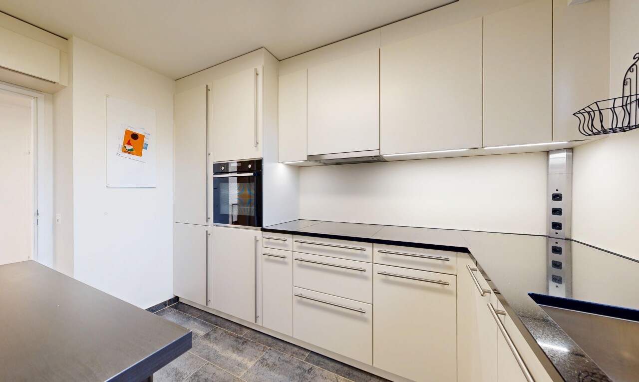 küche mit arbeitsplatten, ofen, gipskartonwand, drywall, und inside property