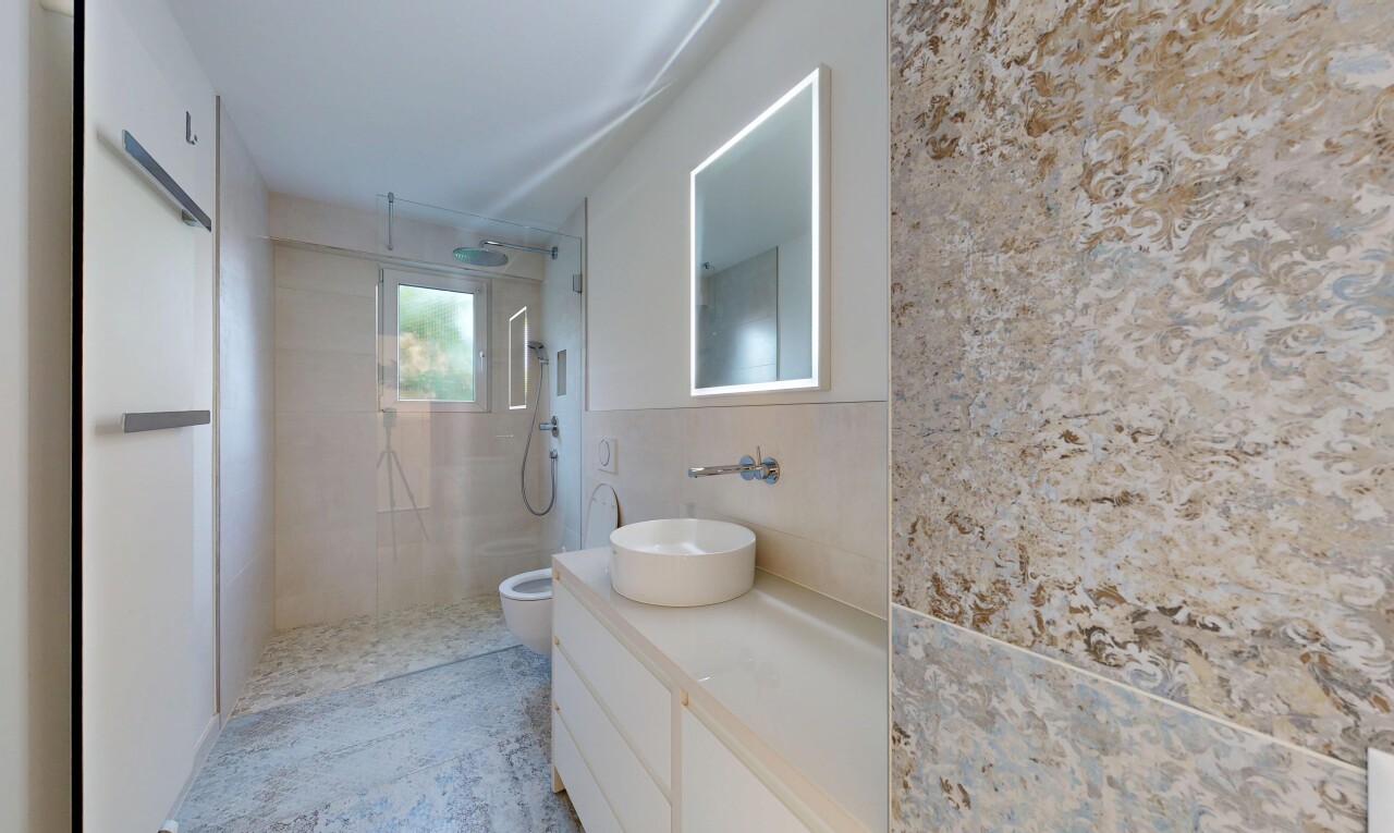 bad mit komplettes badezimmer, schminktisch, dusche, spiegel, und waschbecken