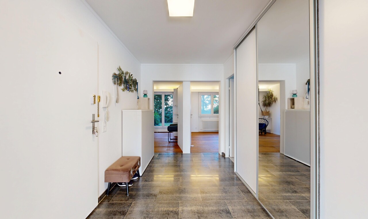 halle / korridor mit natürliches licht, natural light, gipskartonwand, drywall, und inside property