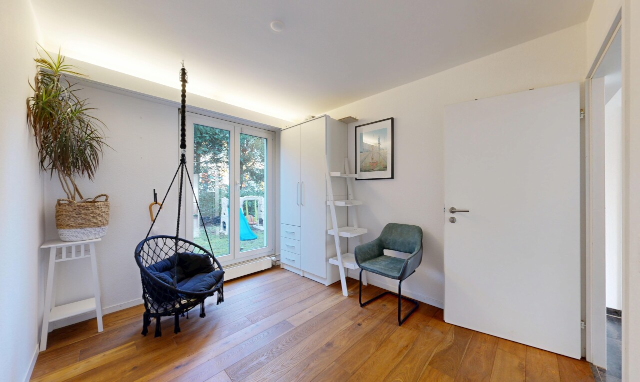 wohnzimmer mit gipskartonwand, drywall, holzfußboden, wood finish floor, und inside property