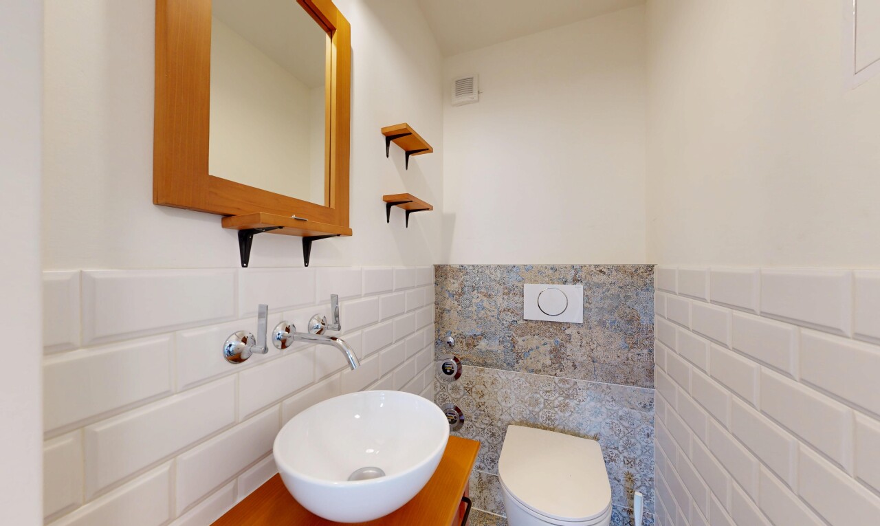 bad mit vertäfelungswand, wainscot wall, gäste-wc, fliesenwand, und tile wall