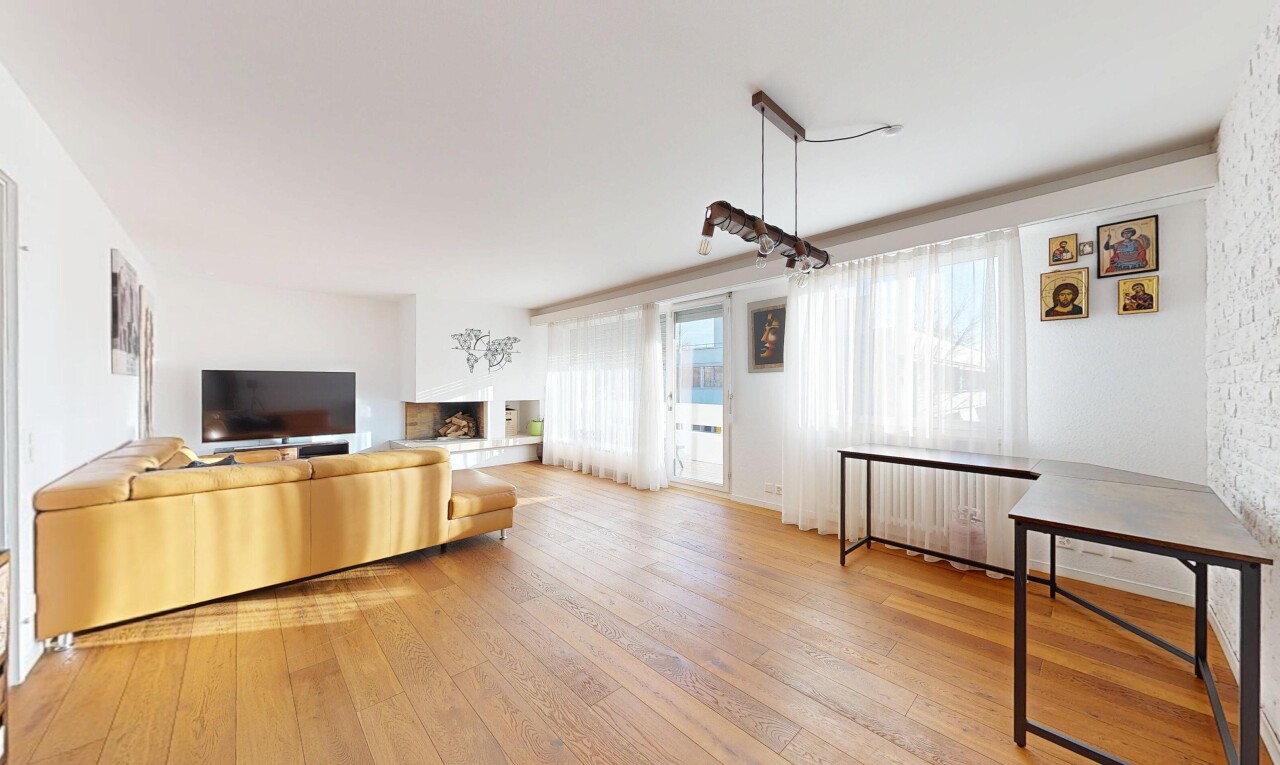 wohnzimmer mit fernseher, inside property, holzfußboden, wood finish floor, und gipskartonwand