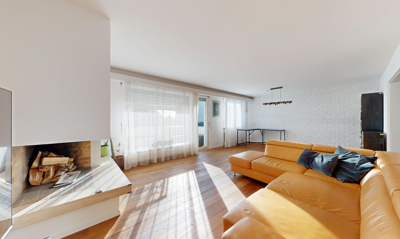 wohnzimmer mit inside property, holzfußboden, wood finish floor, natürliches licht, und natural light