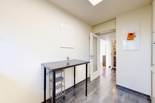 cuisine avec cloison sèche, drywall, et inside property