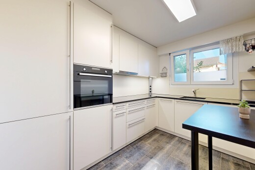 cuisine avec four, armoires blanches, lumière naturelle, natural light, et inside property