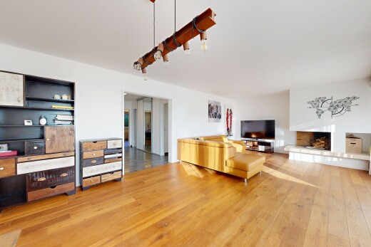 salon avec sol en finition bois, wood finish floor, inside property, cloison sèche, et drywall