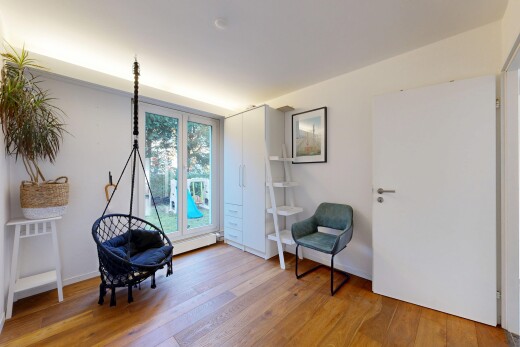 salon avec cloison sèche, drywall, sol en finition bois, wood finish floor, et inside property