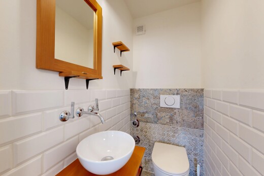salle de bains avec mur à lambris, wainscot wall, toilette, mur en carrelage, et tile wall