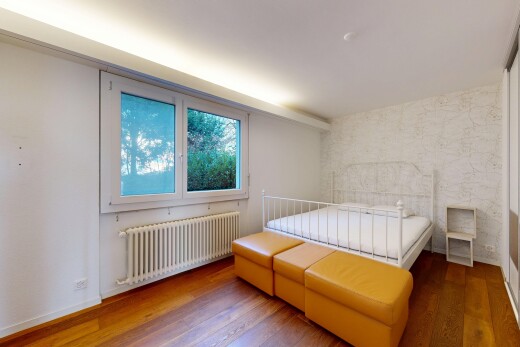 chambre avec radiateur, sol en finition bois, wood finish floor, lumière naturelle, et natural light