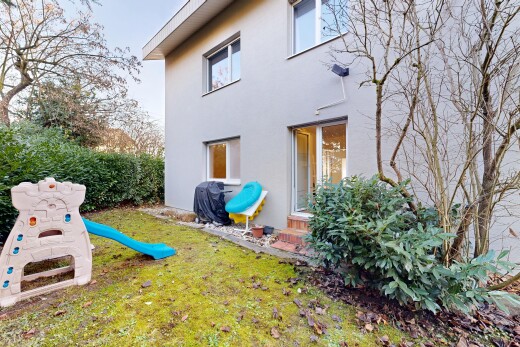 façade avec aire de jeux, pelouse, from property, et bardage en stuc