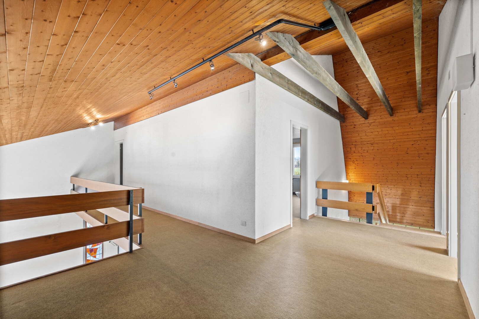 chambre avec plafond en bois, wood ceiling, éclairage sur rail, track lighting, et plafond voûté