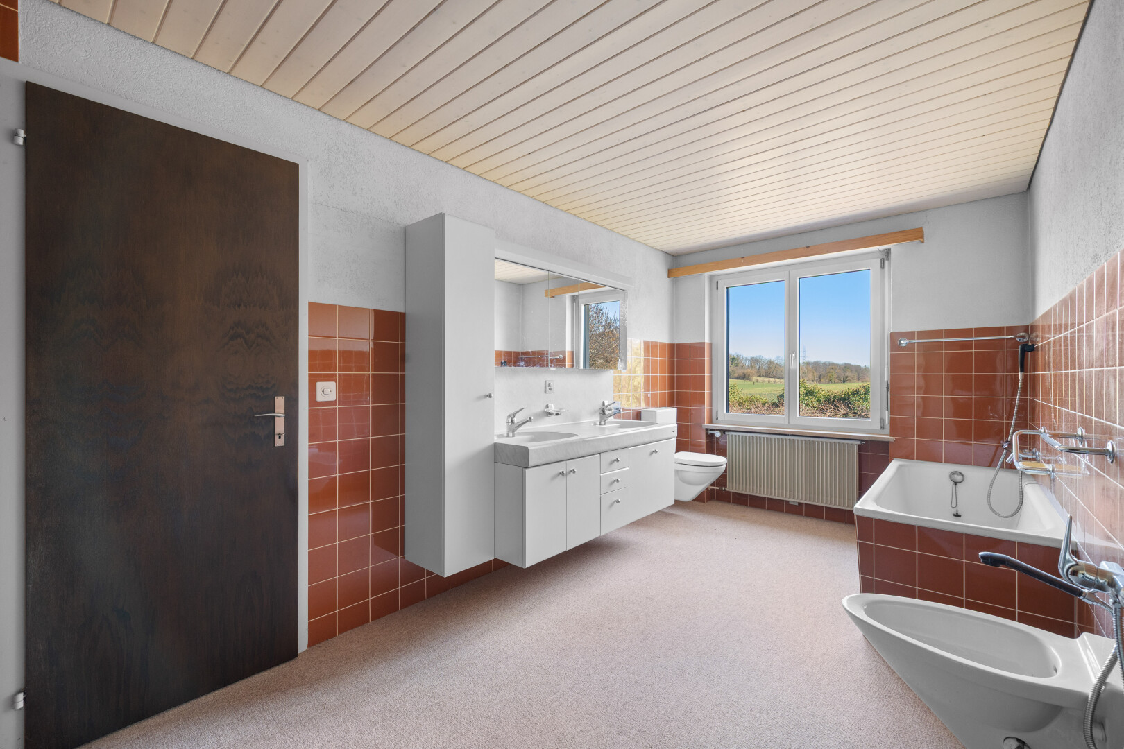 salle de bains avec mur en carrelage, tile wall, day time, salle de bain complète, et double vasque