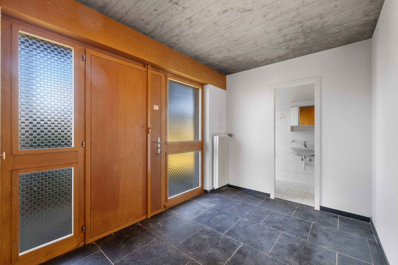 pièce vide avec inside community, cloison sèche, drywall, et dark floor