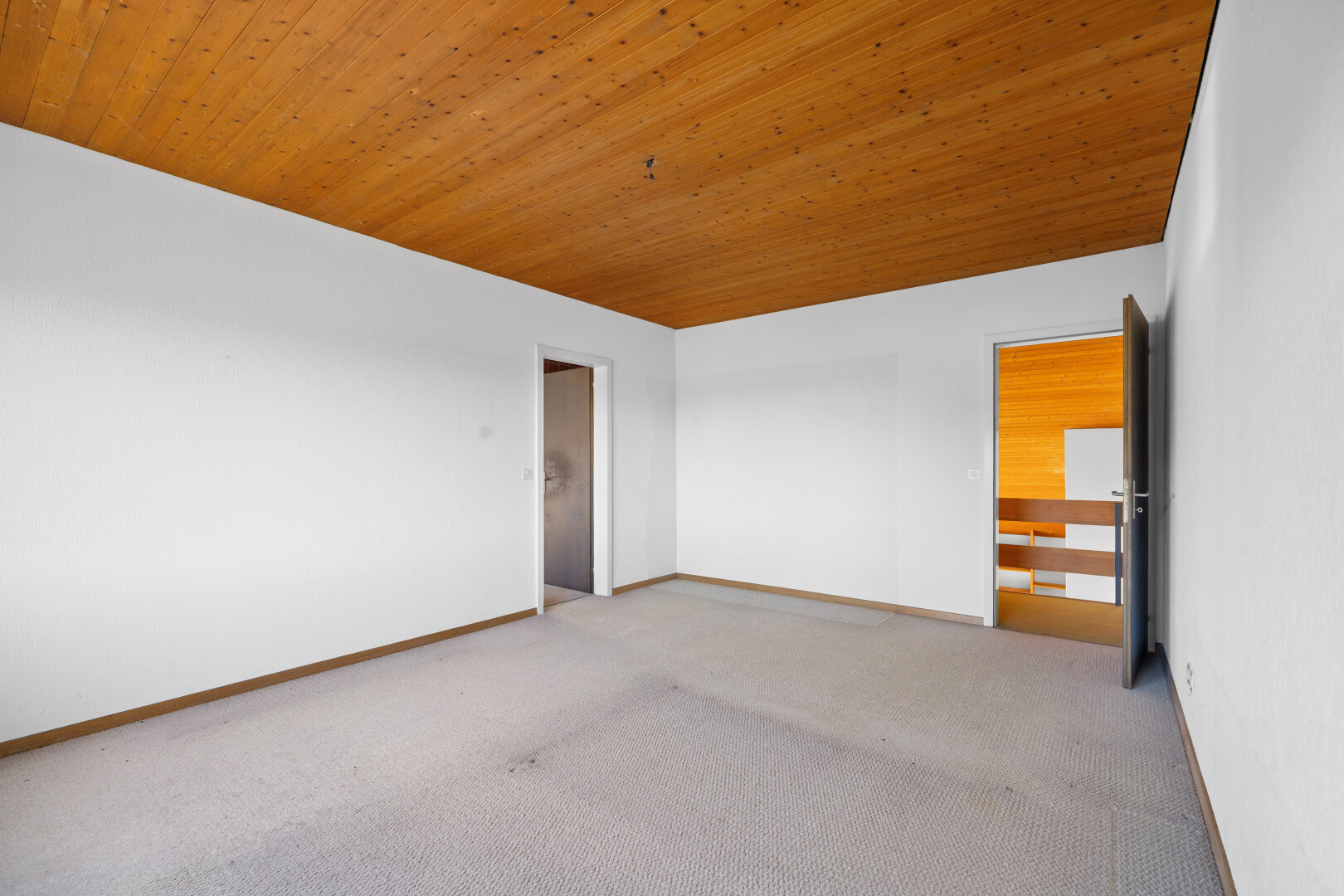 pièce vide avec moquette, carpet, cloison sèche, drywall, et inside property