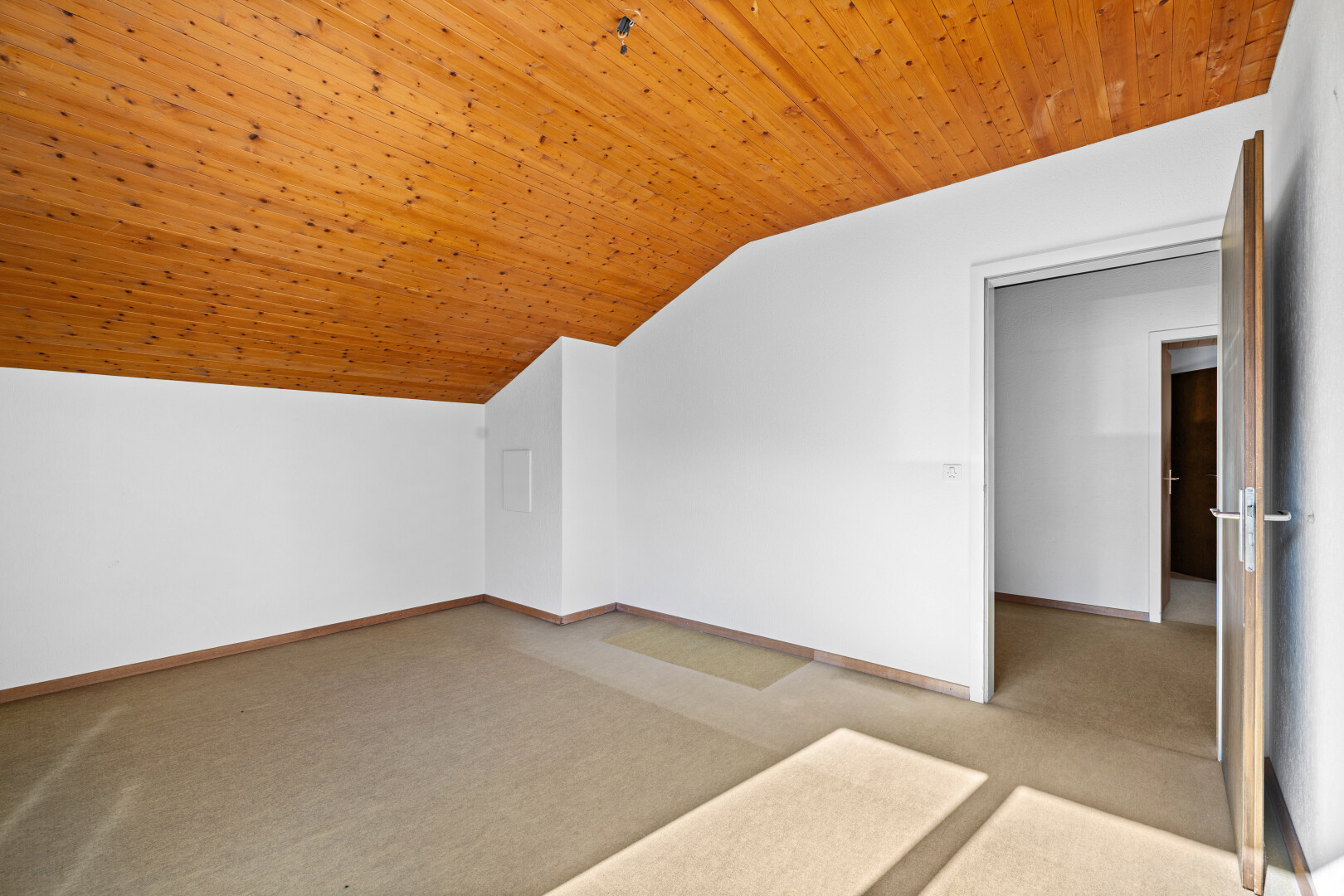 pièce vide avec pièce supplémentaire, inside property, moquette, carpet, et plafond voûté