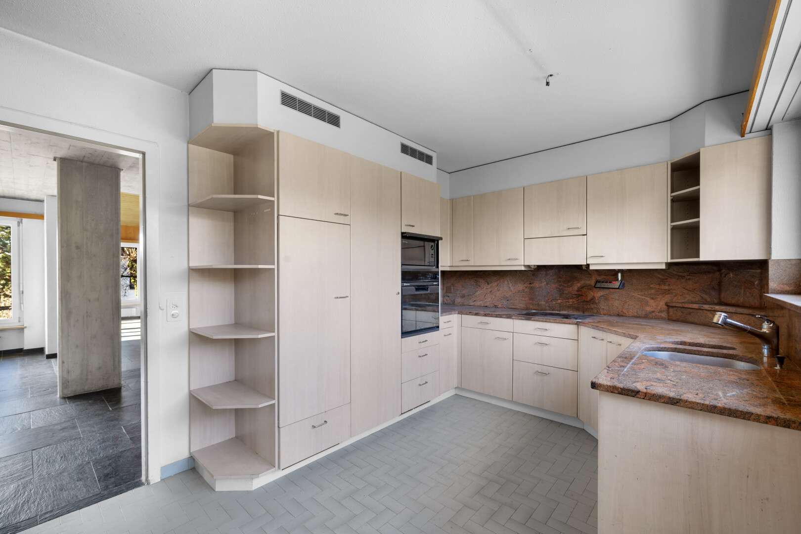 cuisine avec étagères ouvertes, open shelves, dark countertops, lumière naturelle, et natural light