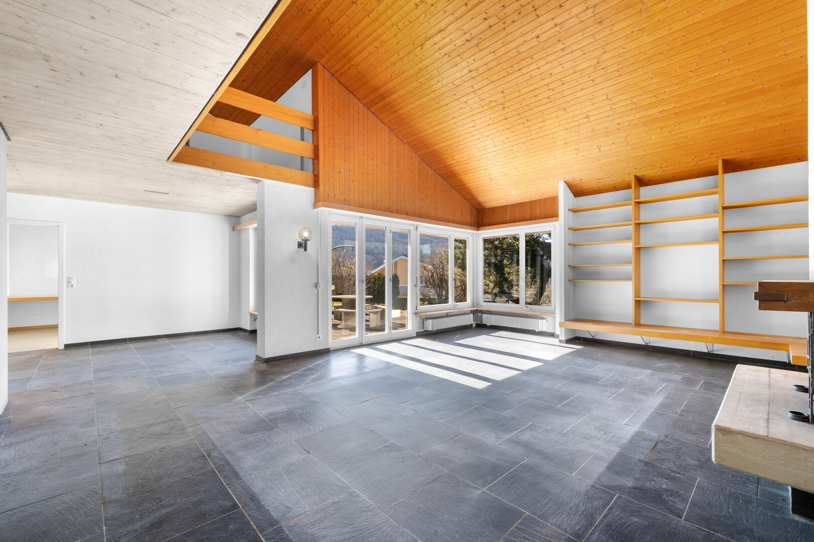 salon avec inside property, plafond haut, high ceiling, lumière naturelle, et natural light