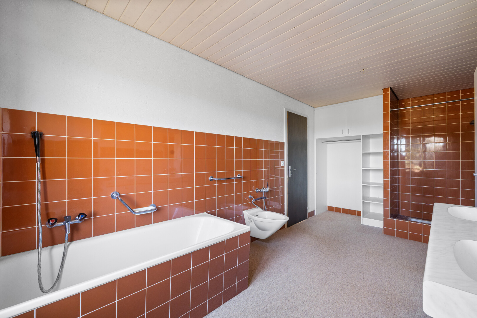 salle de bains avec salle de bain complète, bain, inside property, tile wall, et mur en carrelage